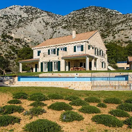 Villa Beachfront Oasis: Elegant Brac Retreat With Sea Views