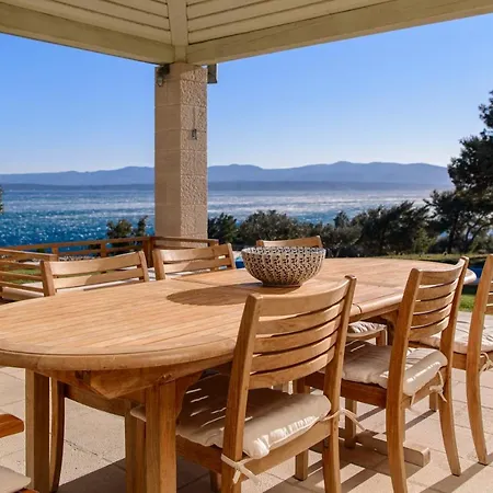 Villa Beachfront Oasis: Elegant Brac Retreat With Sea Views *