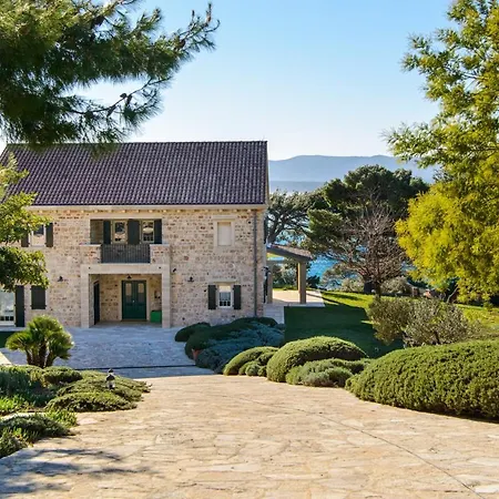 Villa Beachfront Oasis: Elegant Brac Retreat With Sea Views Murvica (Brac)