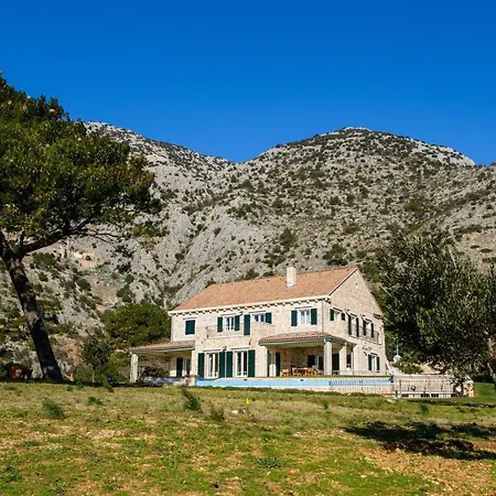 Beachfront Oasis: Elegant Brac Retreat With Sea Views Murvica (Brac)